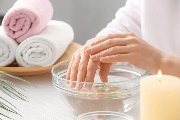 Wanita Muda Yang Menjalani Perawatan Penitipan Spa Salon Kecantikan — Stok Foto