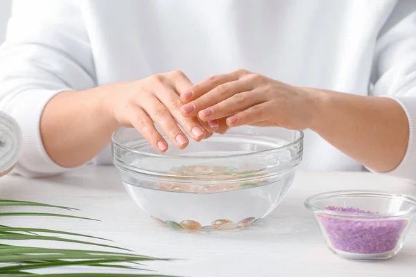 Mujer Joven Sometida Tratamiento Manicura Spa Salón Belleza — Foto de Stock