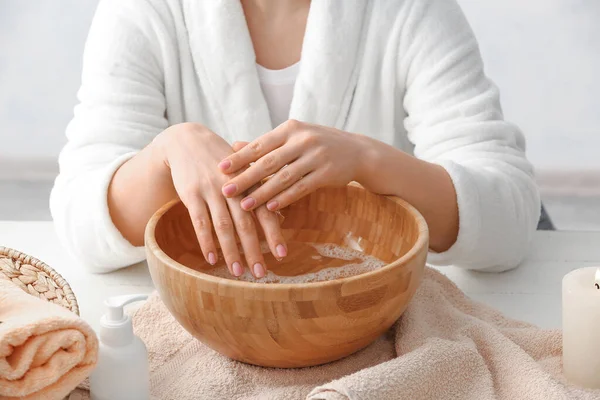 Wanita Muda Yang Menjalani Perawatan Penitipan Spa Salon Kecantikan — Stok Foto