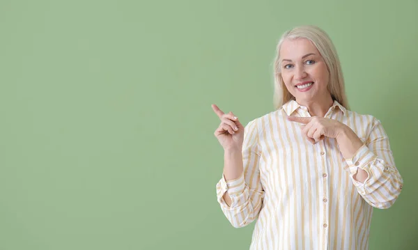 Mooie Volwassen Vrouw Wijzen Naar Iets Kleur Achtergrond — Stockfoto