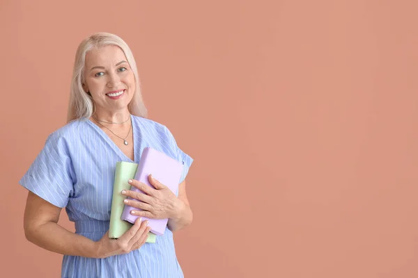 Schöne Reife Frau Mit Büchern Auf Farbigem Hintergrund — Stockfoto