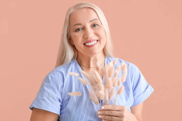 Schöne Reife Frau Mit Stacheln Auf Farbigem Hintergrund — Stockfoto