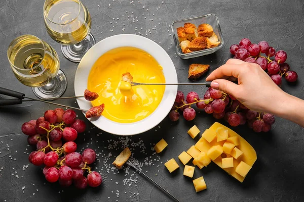 Mujer Sumergiendo Crouton Fondue Queso Sobre Fondo Oscuro —  Fotos de Stock