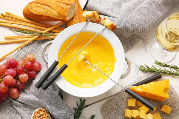 Fondue Queso Diferentes Snacks Sobre Fondo Claro —  Fotos de Stock