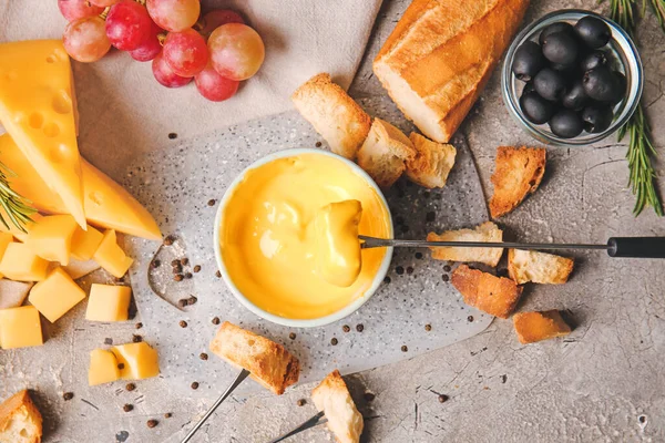 Fondue Queso Diferentes Aperitivos Sobre Fondo Grunge —  Fotos de Stock