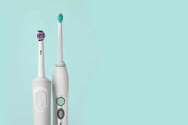 Renkli Arka Planda Elektrikli Diş Fırçaları — Stok fotoğraf
