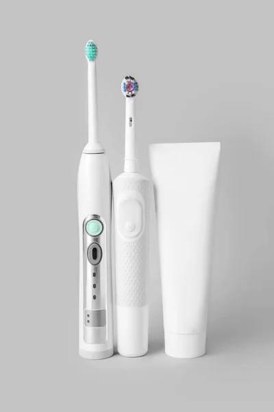 Elektrikli Diş Fırçaları Yapıştırıcıları Beyaz Arka Planda — Stok fotoğraf