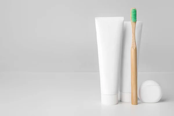 Escova Dentes Com Pastas Fio Dental Sobre Fundo Claro — Fotografia de Stock