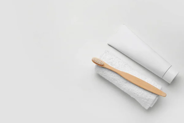 Brosse Dents Avec Pâte Serviette Sur Fond Blanc — Photo