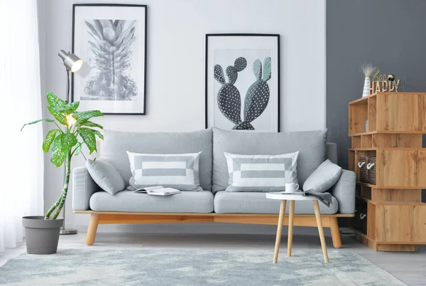 Interior Ruang Tamu Modern Dengan Sofa Dan Meja Yang Nyaman — Stok Foto
