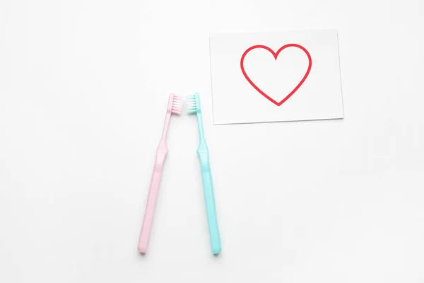 Tandenborstels Met Hart Witte Achtergrond — Stockfoto