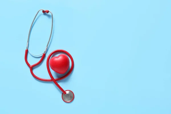 現代の聴診器と心臓の色の背景 — ストック写真