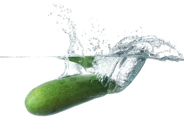 Chute Courgettes Fraîches Dans Eau Sur Fond Blanc — Photo