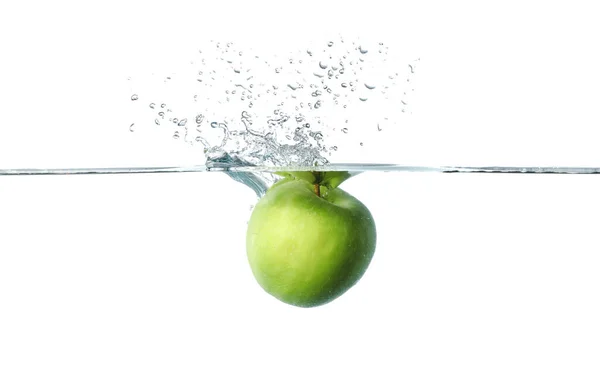 Fallen Von Frischem Grünen Apfel Ins Wasser Vor Weißem Hintergrund — Stockfoto