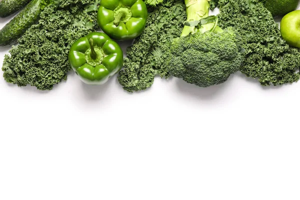 Färska Gröna Grönsaker Vit Bakgrund — Stockfoto