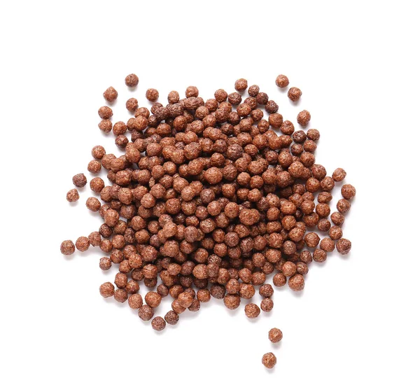 Beyaz arka planda bir yığın çikolatalı mısır topu.