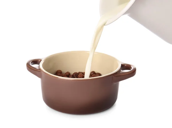 Gieten Van Melk Uit Kan Kookpot Met Chocolade Maïs Ballen — Stockfoto