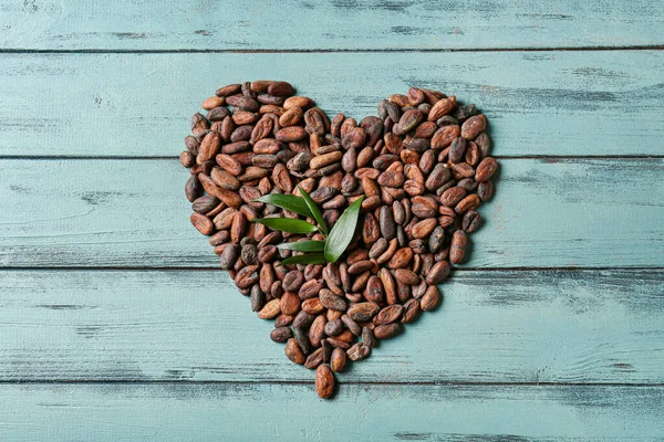 Hart Gemaakt Van Cacaobonen Kleur Houten Achtergrond — Stockfoto