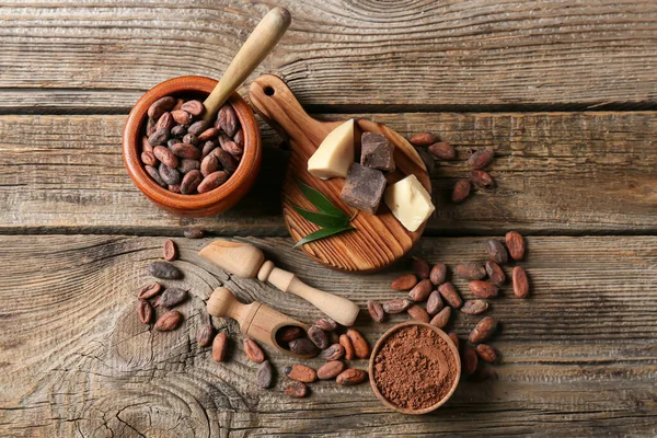 Složení Kakaovými Boby Dřevěném Pozadí — Stock fotografie