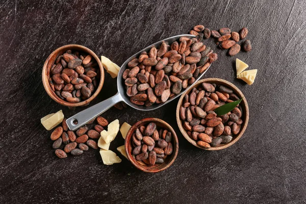 Komposition Mit Kakaobohnen Auf Dunklem Hintergrund — Stockfoto
