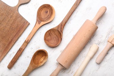 Işık arkaplanındaki mutfak gereçleri