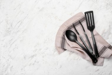 Arka planda mutfak gereçleri ve peçeteler.