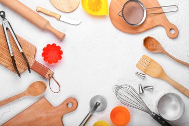 Işık arkaplanındaki mutfak aletlerinden yapılmış çerçeve