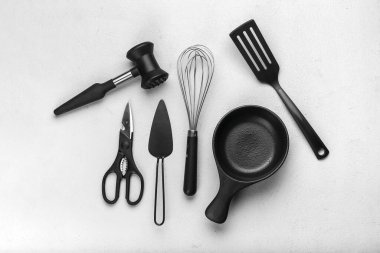 Işık arkaplanındaki mutfak gereçleri