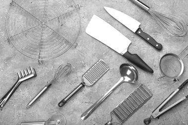 Grunge arka planında mutfak gereçleri seti