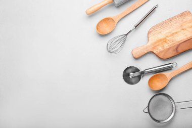 Işık arkaplanındaki mutfak gereçleri