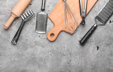 Grunge arka planında mutfak gereçleri seti