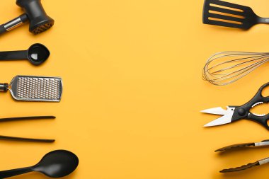 Renkli arka planda mutfak gereçleri