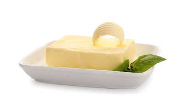 Beyaz arka planda taze tereyağı ve fesleğen ile kase