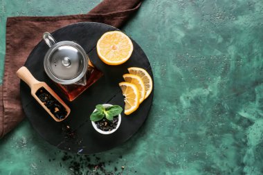 Renkli arkaplanda çaydanlık ile kompozisyon