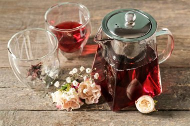 Ahşap zemin üzerinde çaydanlık olan kompozisyon