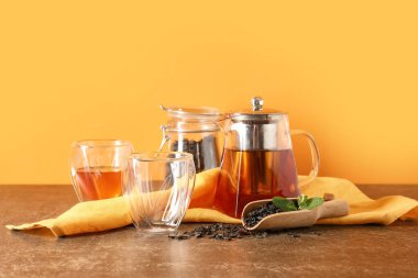 Renkli arkaplanda çaydanlık ile kompozisyon