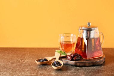 Renkli arkaplanda çaydanlık ile kompozisyon