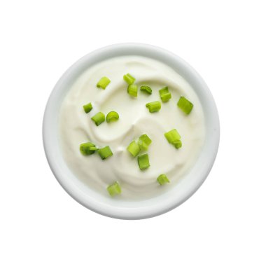 Beyaz arka planda bir kase lezzetli ekşi krema