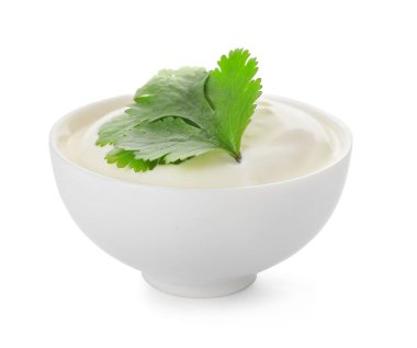 Beyaz arka planda bir kase lezzetli ekşi krema