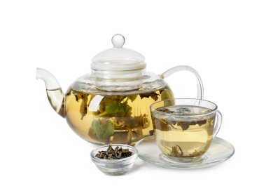 Beyaz arka planda bir fincan yeşil çay.