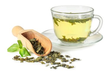 Beyaz arkaplanda bir fincan yeşil çay