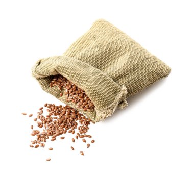 Beyaz arkaplanda keten tohumları olan çanta