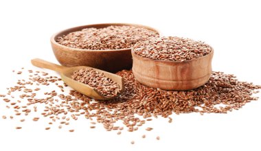 Beyaz arka planda keten tohumlu kase ve kepçe