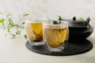 Fincanlar ve çaydanlık yeşil çay.