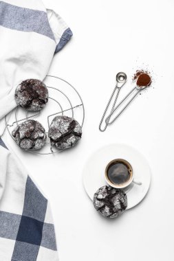 Beyaz arka planda kurabiyeli bir fincan kahve.