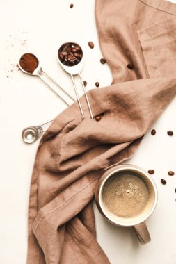 Hafif arka planda bir fincan kahve.