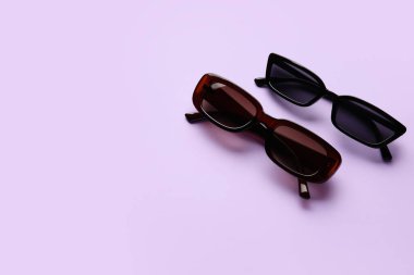 Renkli arkaplanda şık güneş gözlükleri