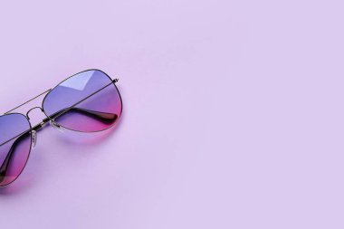 Renkli arkaplanda şık güneş gözlükleri