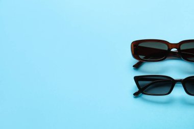 Renkli arkaplanda şık güneş gözlükleri