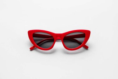 Beyaz arkaplanda şık güneş gözlükleri